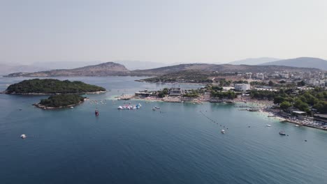 Antena-Sobre-Islas-Ksamil-Y-Centros-Turísticos-Cercanos-En-La-Costa,-Albania
