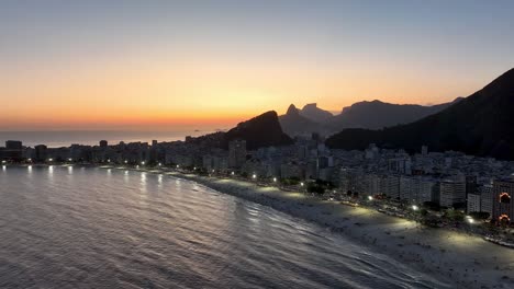 Sonnenuntergang-Skyline-Am-Strand-Von-Copacabana-In-Rio-De-Janeiro-Brasilien