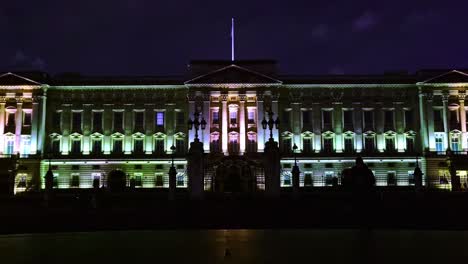 Timelapse-of-Buckingham-palace-at-night,-London,-United-Kingdom