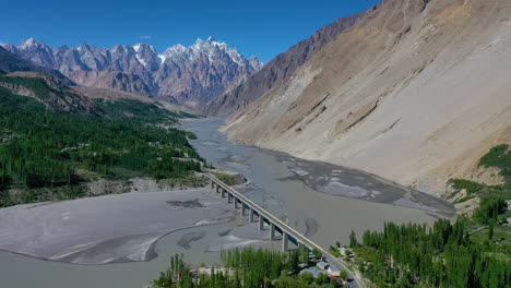 Malerischer-Bergluftblick-Auf-Eine-Brücke,-Die-Den-Malerischen-Hunza-Fluss-In-Pakistan-überquert