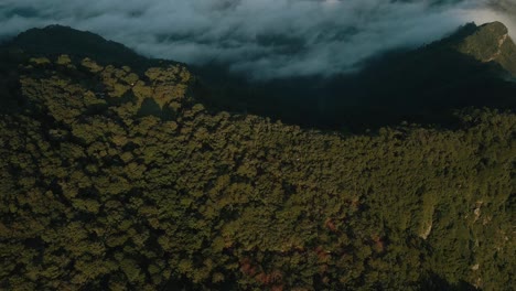 Luftaufnahme-Des-Berggipfels-über-Wolken,-Sonnenaufgang-In-Der-Bergkette,-Atemberaubende-Berglandschaft,-Enthüllungsaufnahme