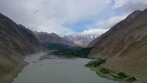 Szenische-Luftdrohnenansicht-Des-Majestätischen-Hunza-Flusstals-In-Pakistan