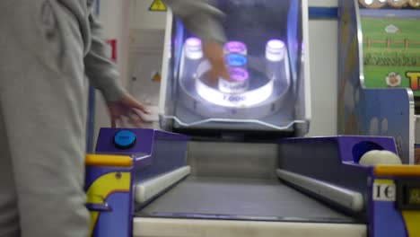Ein-Kind,-Das-Skee-Ball-In-Einer-Spielhalle-Spielt