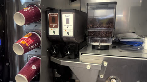 Costa-Kaffeemaschine-Für-Den-Service-Geöffnet