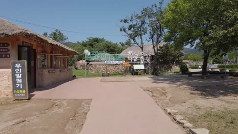 Taquilla-Tradicional-Con-Techo-De-Paja-En-La-Entrada-Al-Pueblo-Folclórico-De-Naganeupseong