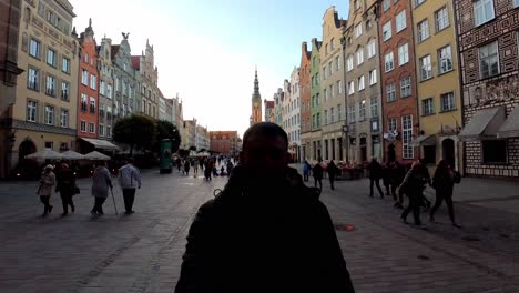 Hombre-Caminando-Por-Las-Calles-De-Gdansk