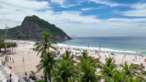 Palmen-Am-Strand-Von-Copacabana-In-Rio-De-Janeiro-Brasilien
