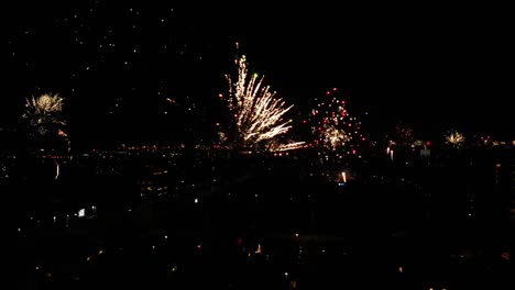 Feuerwerk,-Das-Den-Nachthimmel-Mit-Leuchtenden-Farben-Und-Pyrotechnik-Erhellt