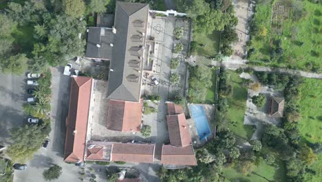 Luftaufnahme-Von-Oben-Nach-Unten-Des-Bauernhauses-In-Der-Nähe-Von-Lissabon,-Portugal
