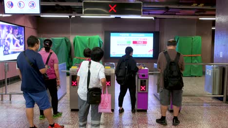 Am-Frühen-Morgen-Stehen-Chinesische-Pendler-An-Der-Mtr-u-bahnstation-In-Hongkong-An,-Damit-Die-Fahrkartenschranke-Grün-Wird-Und-Sich-Automatisch-Für-Die-Ersten-Züge-Des-Tages-öffnet