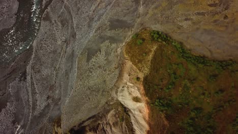 Luftbild-über-Einem-Fluss-Fließenden-Und-Natürlichen-Texturen-Und-Muster-Des-Isländischen-Geländes