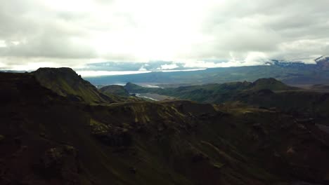 Vista-Panorámica-Aérea-Del-Paisaje-De-Montañas-Y-Valles,-En-El-área-De-Fimmvörðuháls,-Islandia