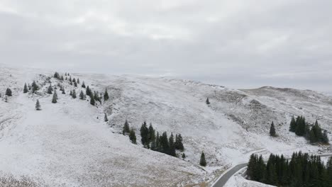 Cinematic-Shot-Of-Of-Beautiful-winter-Landscape-In-Bucegi-Mountains,-Romania
