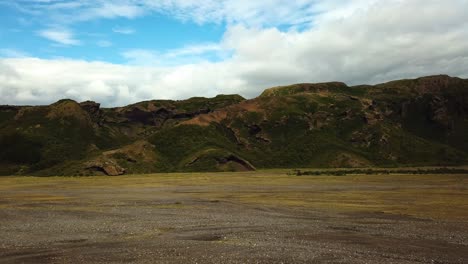 Vista-Aérea-Del-Paisaje-De-Un-Valle-De-Montaña,-En-El-área-De-Fimmvörðuháls,-Islandia