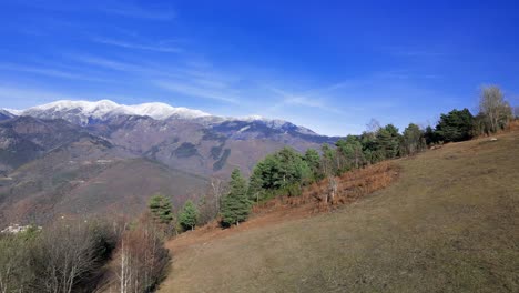 Volando-En-Los-Pirineos-Sobre-Las-Colinas-De-Las-Montañas