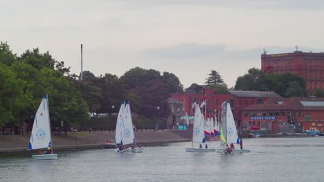 Sailing-On-The-Cumberland-Basin-Near-The-Baltic-Wharf-Sailing-Club-In-Bristol-Harbour,-UK