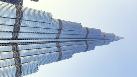 Vista-Vertical-Del-Burj-Khalifa,-El-Edificio-Más-Alto-Del-Mundo,-Al-Atardecer