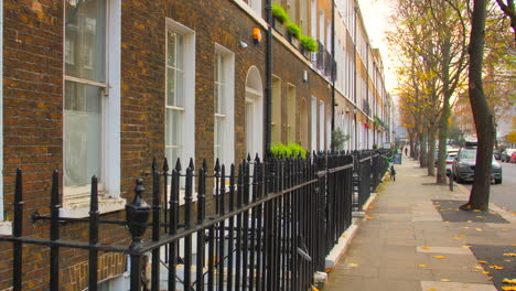 Typische-Wohnstrukturen-Mit-Schwarzen-Zäunen-In-Der-Straße-Von-London,-Vereinigtes-Königreich