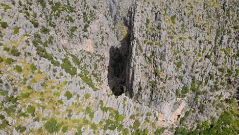 Drohne-Eröffnungsaufnahme-Einer-Schlucht-Mallorca-Berge-Serra-De-Tramuntana-Im-Hintergrund-Mittelmeer