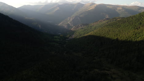 Toma-De-Drones:-Panorámica-Lenta-De-Abajo-Hacia-Arriba-Hasta-La-Cordillera-Y-Los-Rayos-Del-Sol-Brillando-Sobre-Las-Montañas