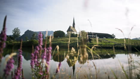 Schöne-Alte-Kirche-In-Den-Bergen-Auf-Einem-Hügel