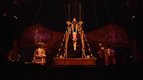 Cirque-Du-Soleil:-Atletas-Profesionales-Practicando-Dúo-De-Equilibrio-En-Una-Hermosa-Sala-De-Conciertos,-Acto-De-Circo-Calentándose-En-Cámara-Lenta