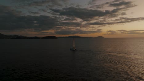 Segelboot-Auf-Dem-Ozean-Bei-Sonnenuntergang-In-Guanacaste,-Costa-Rica---Luftdrohnenaufnahme