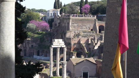 Ruinas-Excavadas-En-El-Foro-De-Roma-Con-La-Bandera-Romana-Ondeando-En-Primer-Plano