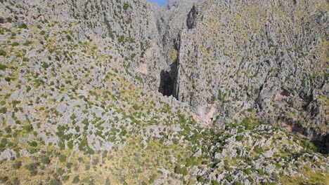 Drohne-Eröffnungsaufnahme-Mallorca-Berge-Serra-De-Tramuntana-Mittelmeer-Im-Hintergrund