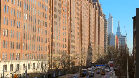 Rote-Backsteinfassade-Eines-Gebäudes,-Gesehen-Von-Der-High-Line-In-Der-Nähe-Von-Chelsea-In-New-York,-Manhattan,-USA