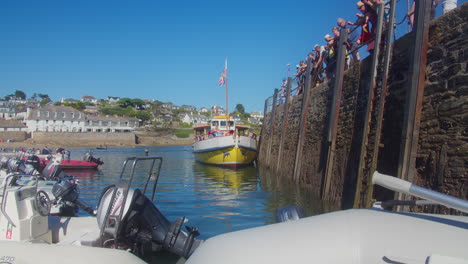 St-Mawes-Seehafen-Mit-Leuten,-Die-An-Einem-Sonnigen-Tag-In-Cornwall,-Uk,-England-Fischen