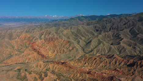 Alta-Vista-Aérea-Sobre-El-Espectacular-Paisaje-Del-Cañón-De-Cuento-De-Hadas,-Kirguistán