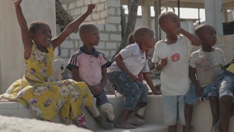 Grupo-De-Jóvenes-Niños-Africanos-Negros-Sonriendo-Y-Divirtiéndose-En-La-Pobreza
