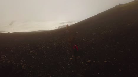 Luftaufnahme-Einer-Person,-Die-An-Einem-Nebligen-Tag-Auf-Einem-Bergpfad-Wandert,-Fimmvörðuháls-Gebiet,-Island