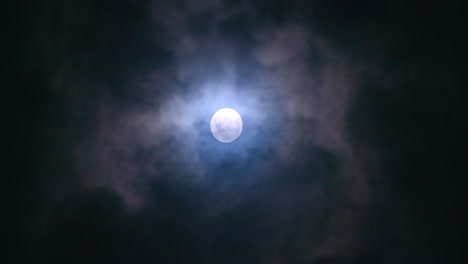 Luna-Llena-En-La-Noche-Con-Nubes-Pasando