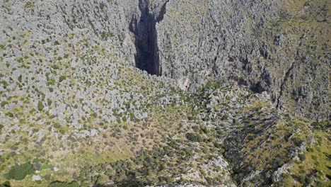 Drohne-Eröffnungsaufnahme-Der-Felsigen-Berge-Mallorcas-Serra-De-Tramuntana-Im-Mittelmeer-Im-Hintergrund