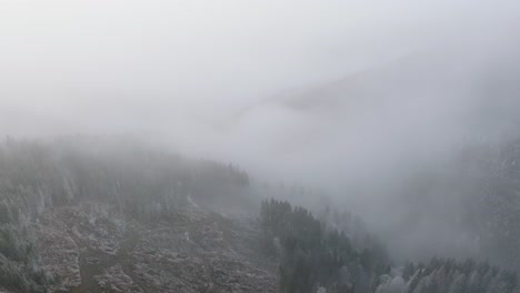 Nubes-Bajas---Exploración-De-Tiro-Sobre-Bosque-Verde-Nevado-En-Las-Montañas-Bucegi,-Rumania