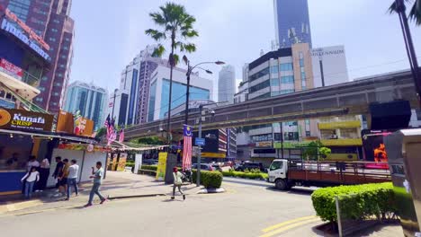 Niedrige-Winkelaufnahme-Von-Gebäuden-Und-Straße-Von-Kuala-Lumpur
