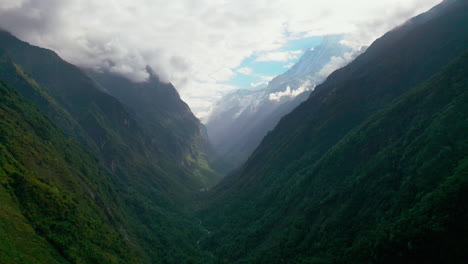 Impresionante-Vista-Aérea-De-Drones-De-Un-Vasto-Valle-Montañoso-En-La-Cordillera-De-Annapurna,-Himalaya,-Nepal