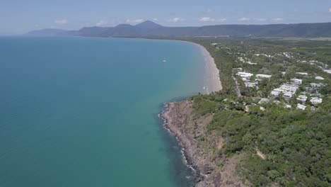 Hotels-On-The-Tropical-Shore-Of-Four-Mile-Beach-In-Port-Douglas,-Queensland,-Australia