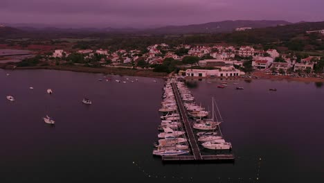Luftaufnahme-Von-Booten-Auf-Einem-Dock-Während-Eines-Sonnenaufgangs-In-Menorca,-Spanien,-Weitwinkelaufnahme