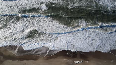 Glatte-Wellen,-Die-Am-Sandstrand-Krachen,-Atemberaubendes-Türkisfarbenes-Wasser,-Dänemark,-Europa