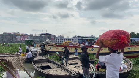 Einheimische-In-Dhaka-Tragen-Waren-Zum-Produktboot