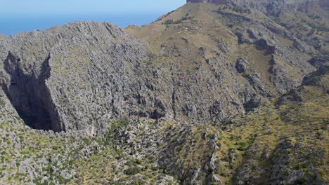 Drohne-Eröffnungsaufnahme-Der-Felsigen-Berge-Mallorcas-Serra-De-Tramuntana-Im-Mittelmeer-Im-Hintergrund