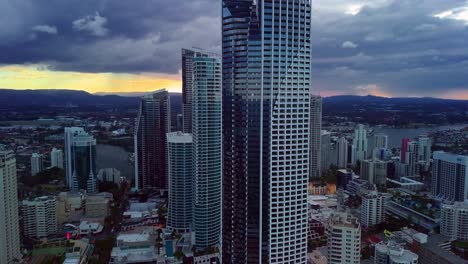 Gold-Coast-City-Wolkenkratzer-Mit-Einem-Dramatischen-Sonnenuntergang-Im-Hintergrund