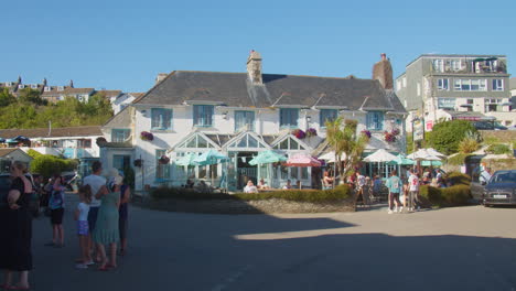 Travelers-On-The-Rising-Sun-Pub-In-The-Square,-Saint-Mawes,-United-Kingdom