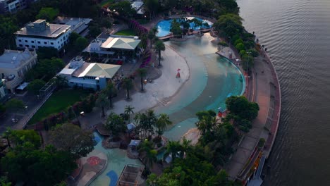 Luftbild-Von-Oben-Nach-Unten-Auf-Ein-Leeres-öffentliches-Schwimmbad-In-South-Bank,-Brisbane,-Australien-Während-Der-Covid19-Pandemie-4k