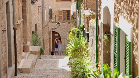 Pair-are-taking-pictures-sidewalk-at-valldemossa,-highest-village-at-mallorca