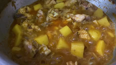 Leckeres-Curry-Mit-Hühnchen-Und-Kartoffeln-Kochen