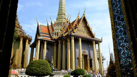 Tilting-shot-of-an-extravagant-Buddhist-temple-in-Wat-Pho,-Thailand
